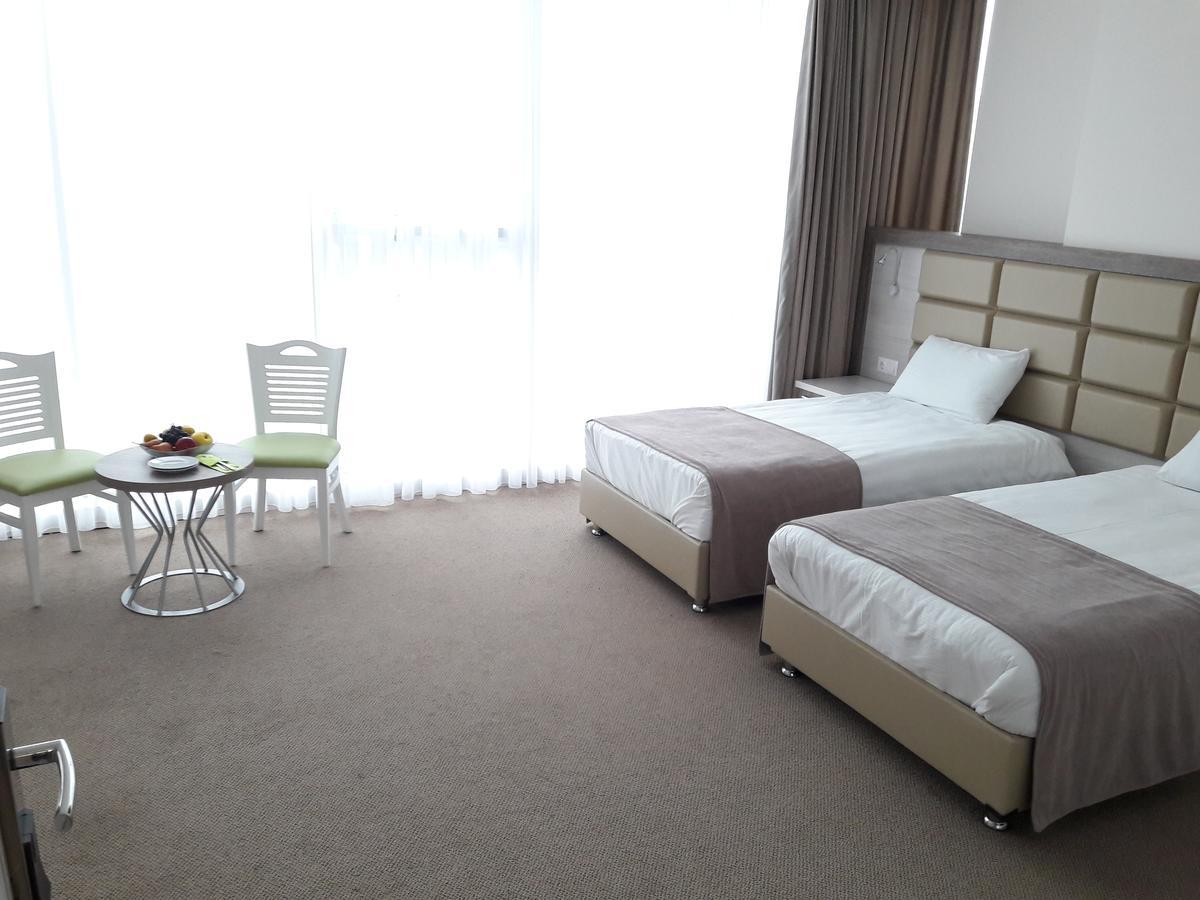 Hotel Green Glass バトゥーミ エクステリア 写真