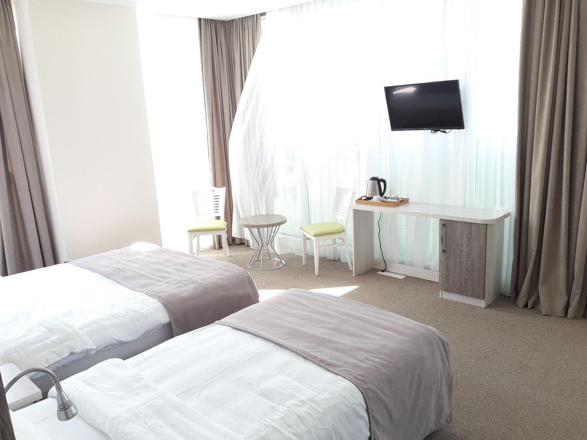 Hotel Green Glass バトゥーミ エクステリア 写真