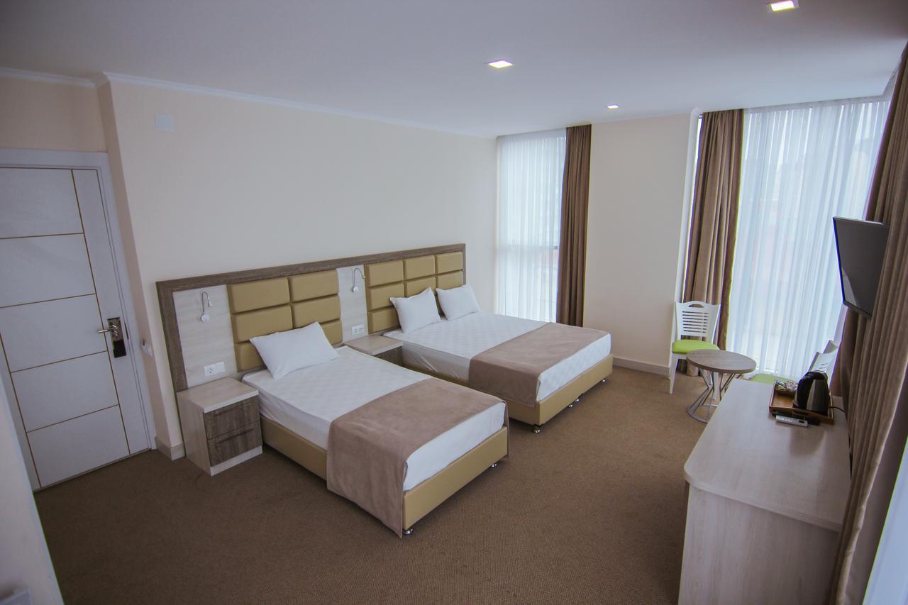 Hotel Green Glass バトゥーミ エクステリア 写真