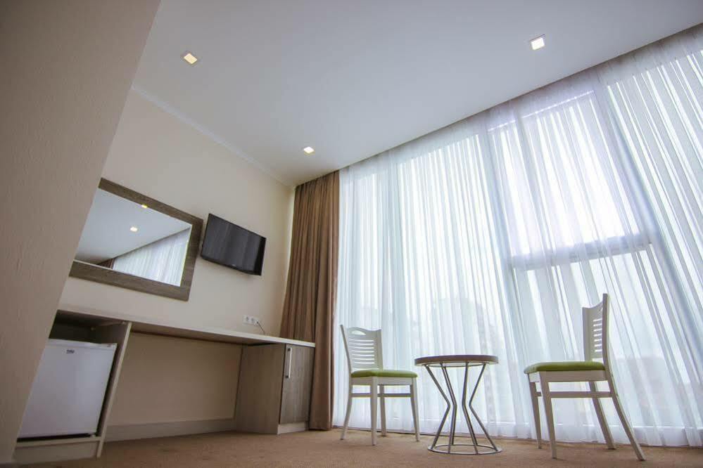 Hotel Green Glass バトゥーミ エクステリア 写真